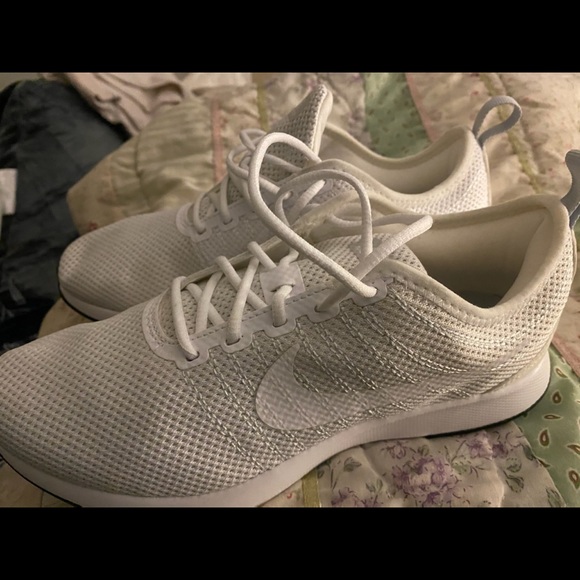 White Nike NWOT never worn - Picture 2 of 2